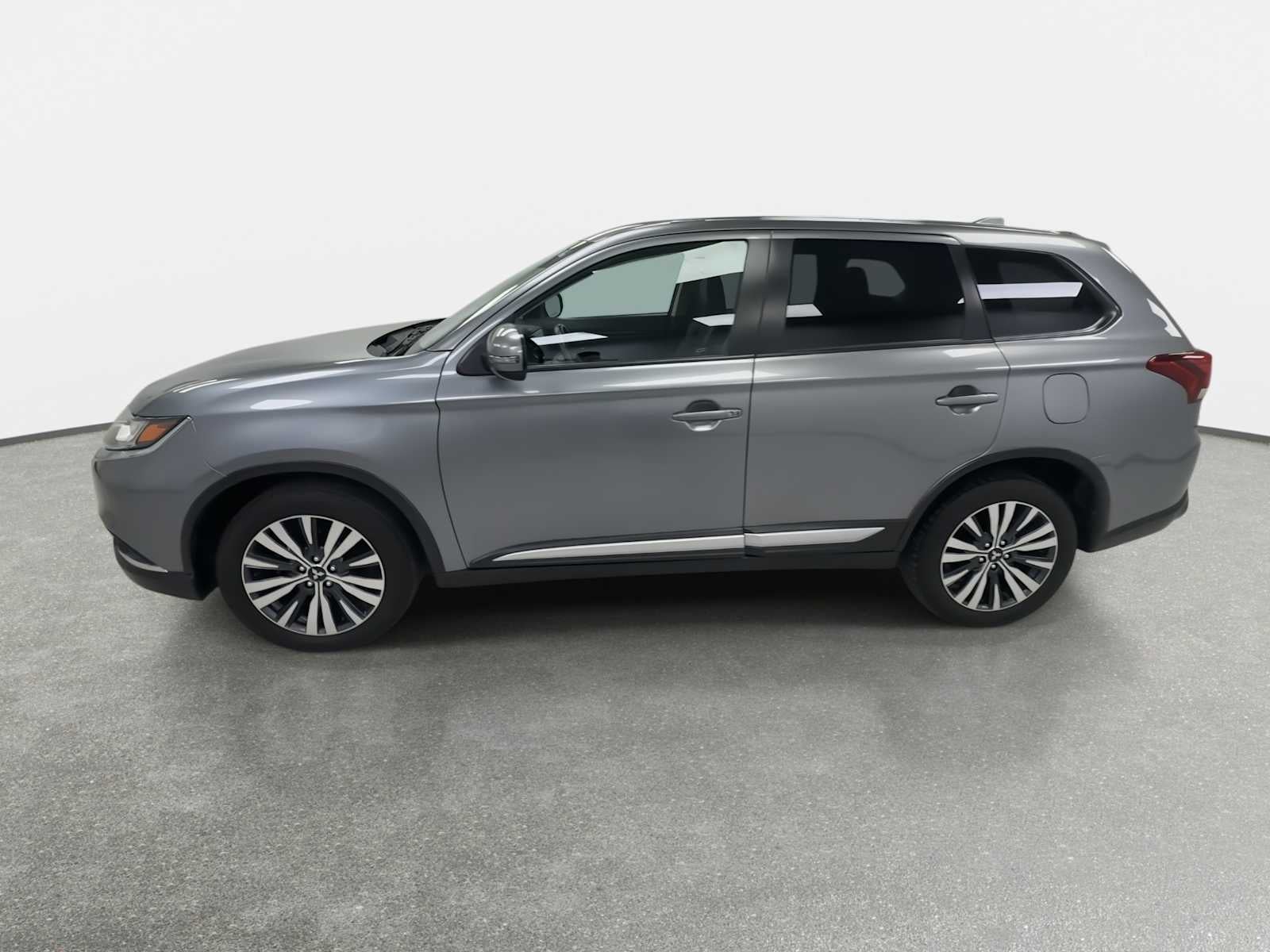 2020 Mitsubishi Outlander — detail view